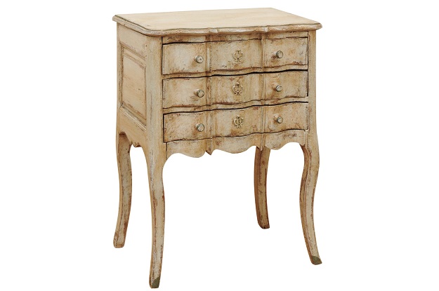 French 1880s Rococo Style Three-Drawer Bedside Chest with Serpentine Front