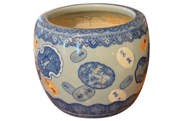 Late 19th Century Asian Porcelain Cachepot with Floating Cartouches Décor