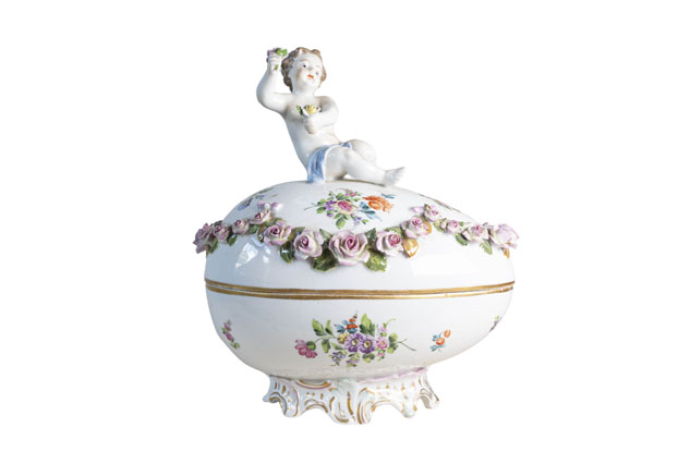 French Sèvres 19th Century Porcelain Egg with Putto and Garland of Pink Roses