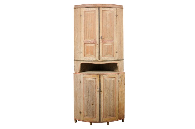 Swedish Gustavian 1800s Painted Bow Front Corner Cabinet with Reeded Motifs 