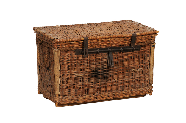 English Rustic 1930s Wicker Trunk with Iron Hardware and Lateral Handles DLW