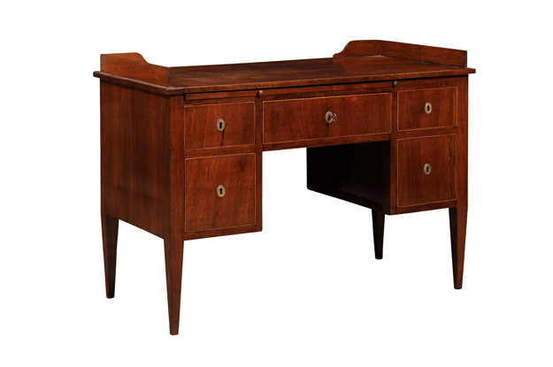 Italian 1820s Walnut and Mahogany Desk with Five Drawers, Pull-out and Banding DLW