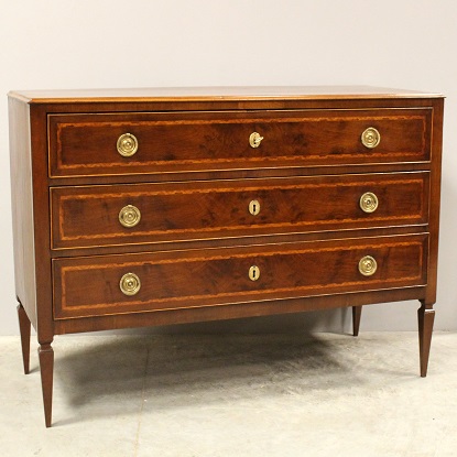 Arriving in Future Shipment - 18th Century Italian Small curved Directoire chest of drawers In walnut and marquetry , inlaid in fine wood from Veneto region