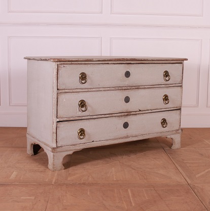 Italian 1840s Light Gray Painted Three-Drawer Commode with Carved Bracket Feet DLW