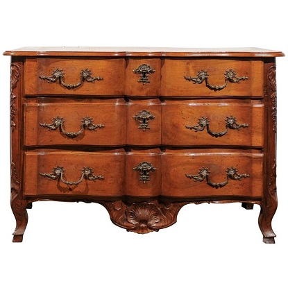 French 1720s Regence Walnut Commode in the Manner of the Thomas and Pierre Hache