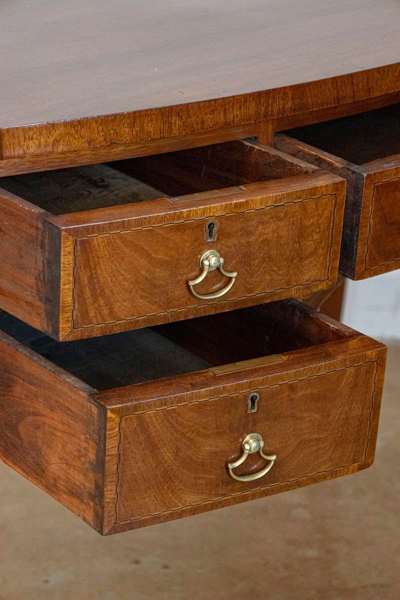 English Victorian 1860s Walnut and Mahogany Bowfront Sideboard with Five Drawers - JAA