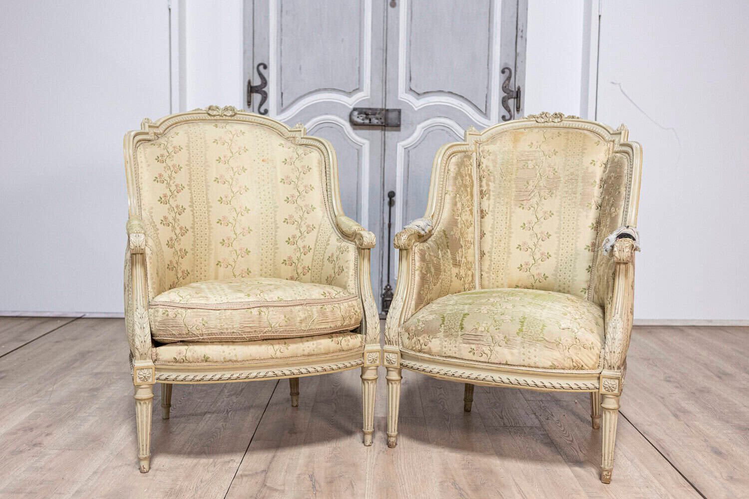 Pair of French Louis XVI Style 1900s Painted and Carved Bergères à Oreilles - JAA