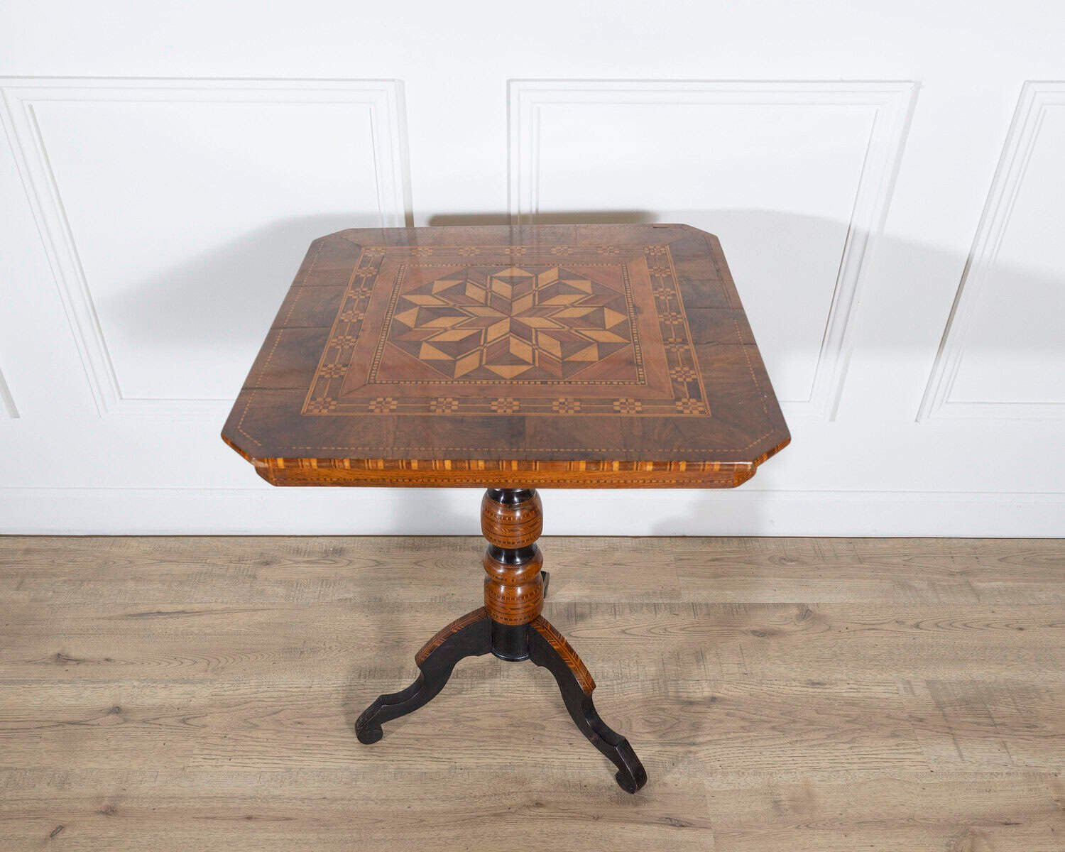 Small Italian Marquetry Table in Walnut, Rosewood, and Maple, First Half of the 19th Century - JAA