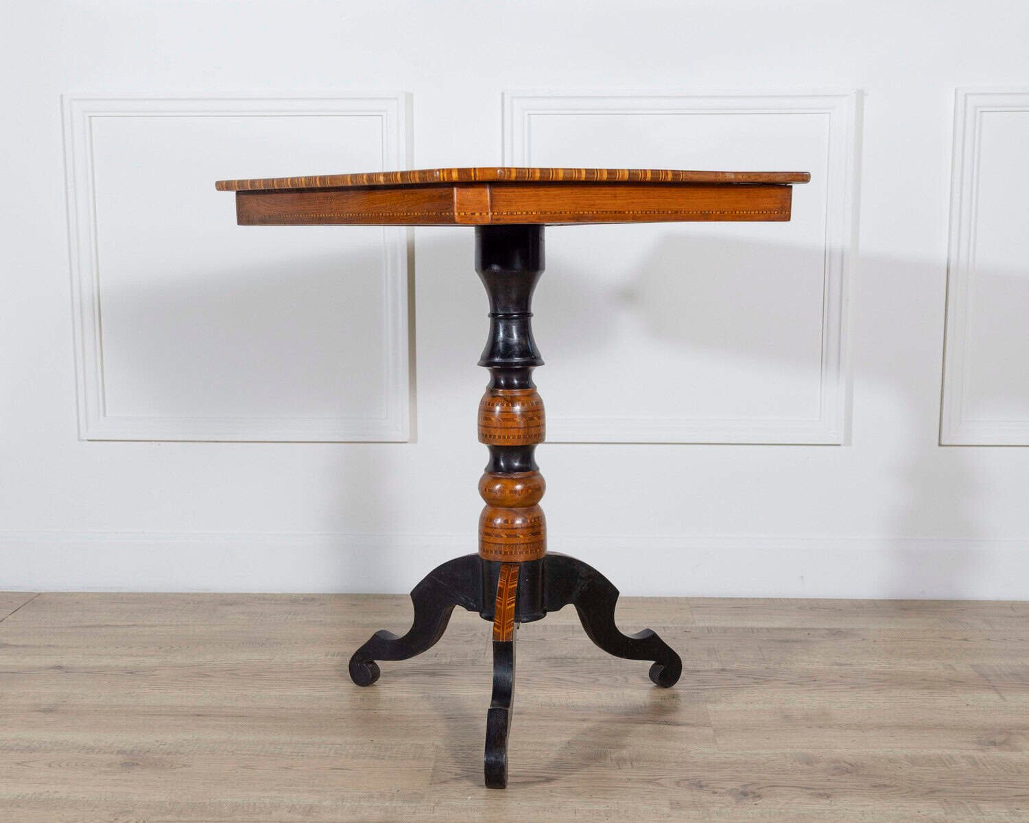 Small Italian Marquetry Table in Walnut, Rosewood, and Maple, First Half of the 19th Century - JAA