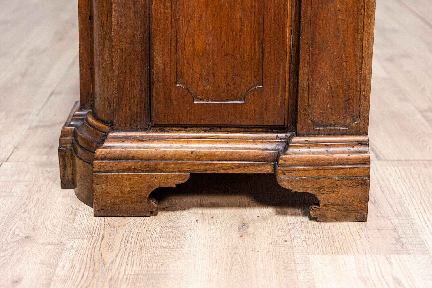 Italian 1700s Walnut Credenza with Four Drawers, Four Doors and Pilasters - JAA