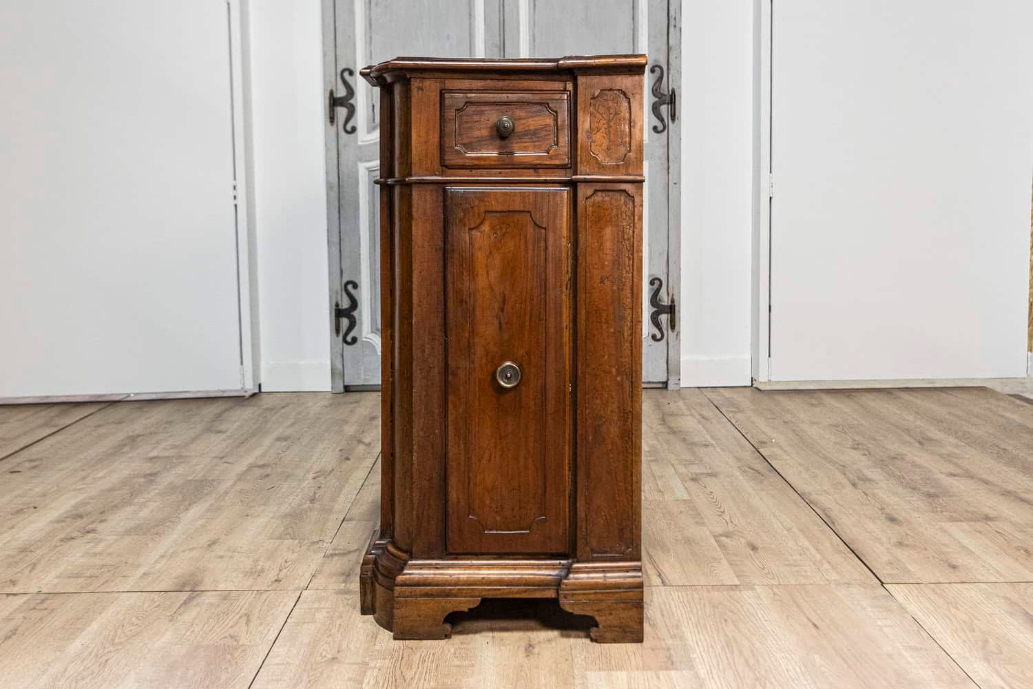 Italian 1700s Walnut Credenza with Four Drawers, Four Doors and Pilasters - JAA