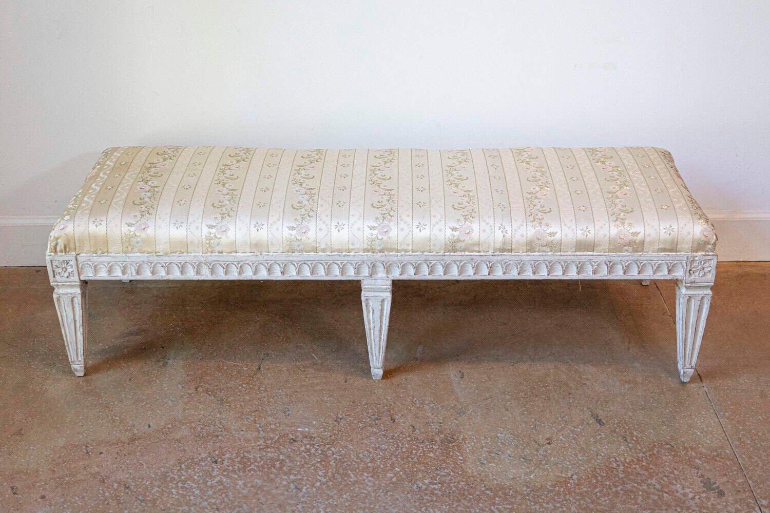 Swedish Neoclassical Style 1880s Painted Wood Bench with Carved Waterleaf Motifs - JAA
