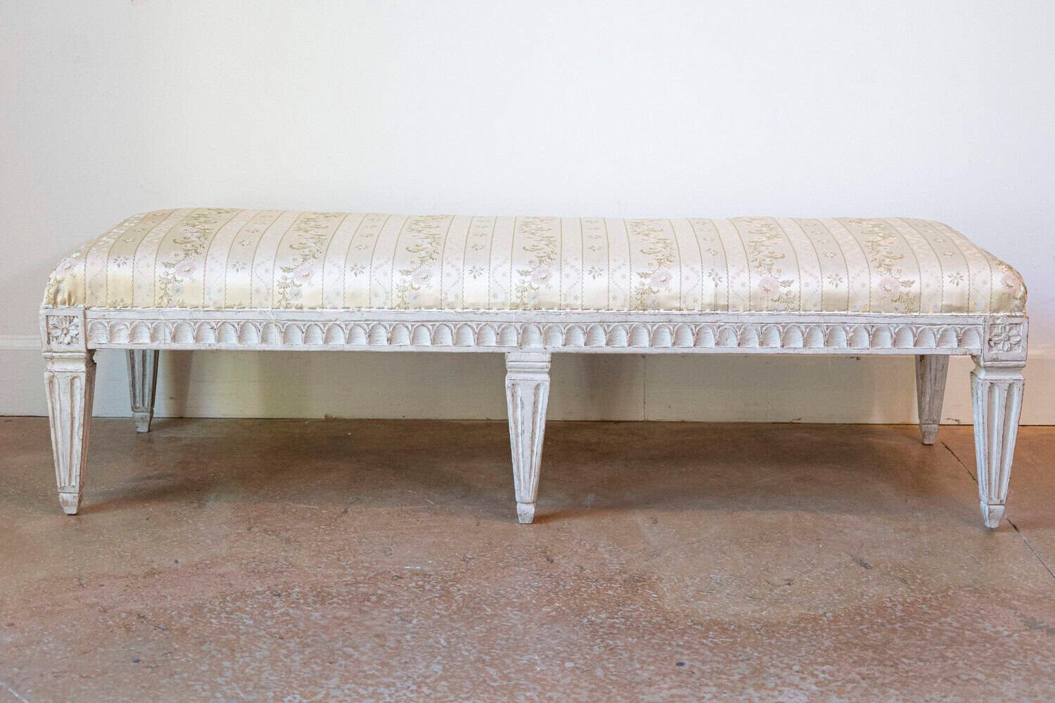 Swedish Neoclassical Style 1880s Painted Wood Bench with Carved Waterleaf Motifs - JAA