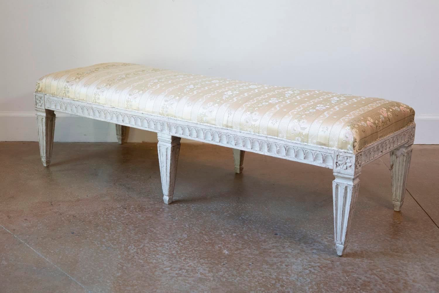 Swedish Neoclassical Style 1880s Painted Wood Bench with Carved Waterleaf Motifs - JAA
