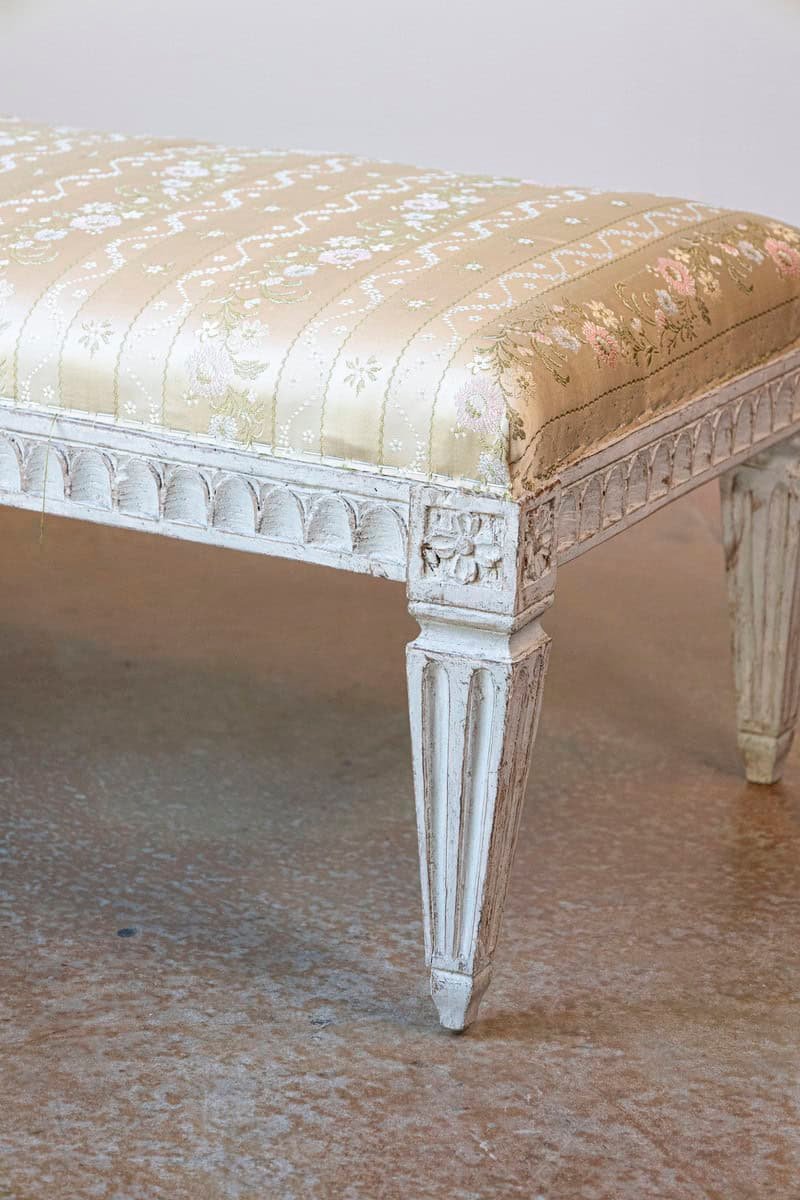 Swedish Neoclassical Style 1880s Painted Wood Bench with Carved Waterleaf Motifs - JAA