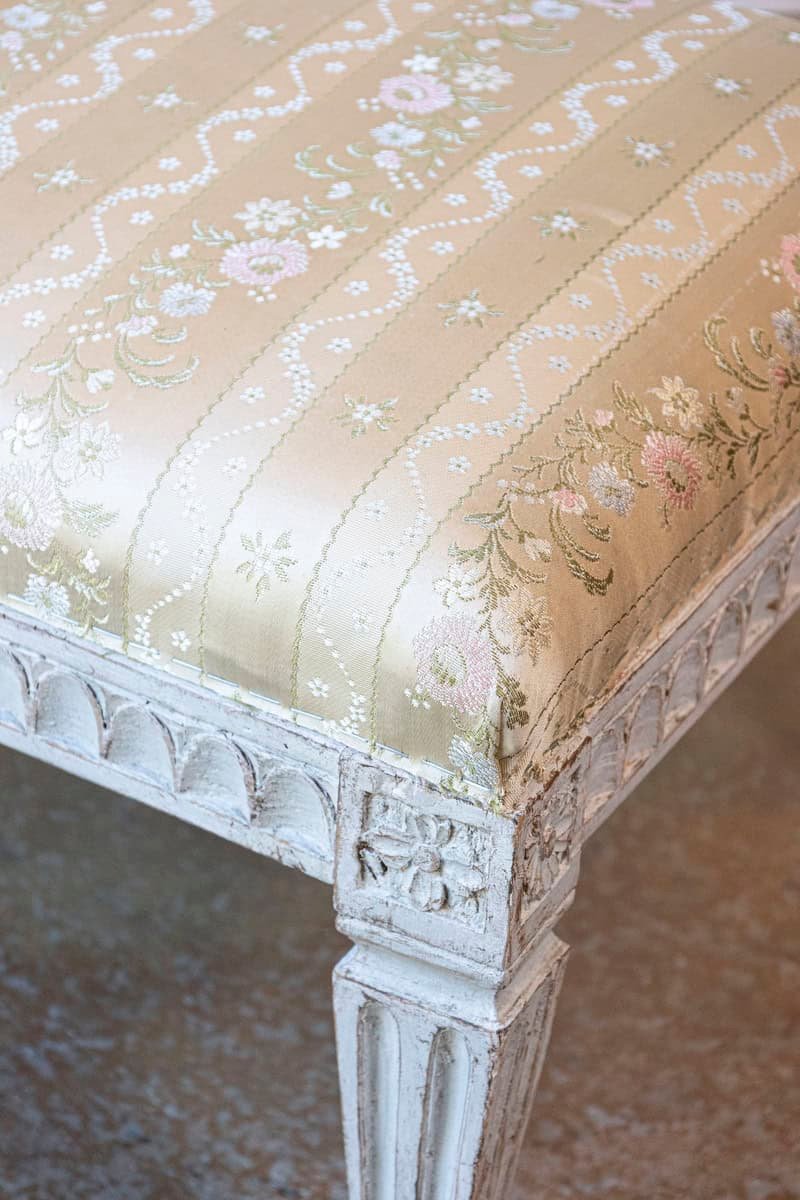 Swedish Neoclassical Style 1880s Painted Wood Bench with Carved Waterleaf Motifs - JAA