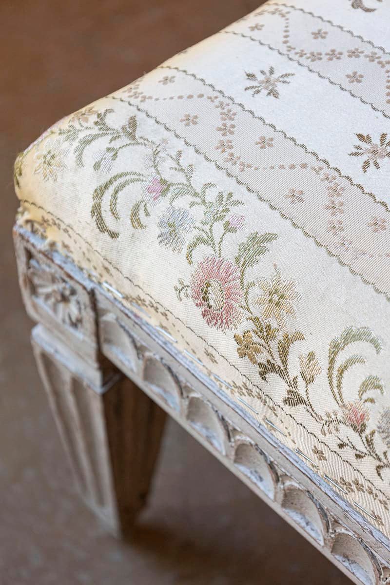 Swedish Neoclassical Style 1880s Painted Wood Bench with Carved Waterleaf Motifs - JAA