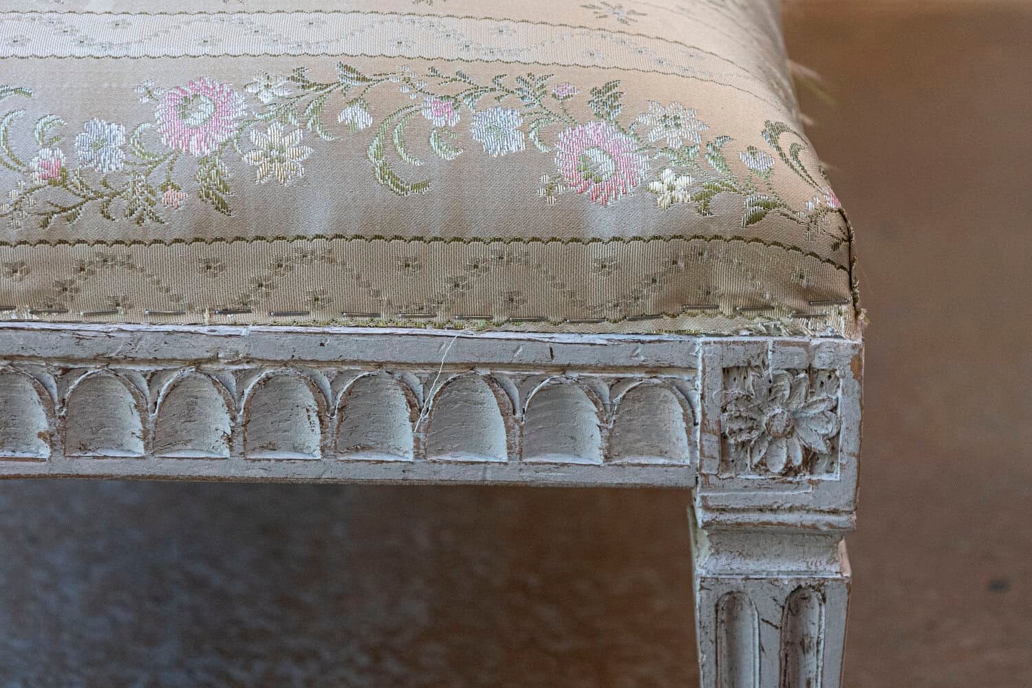 Swedish Neoclassical Style 1880s Painted Wood Bench with Carved Waterleaf Motifs - JAA