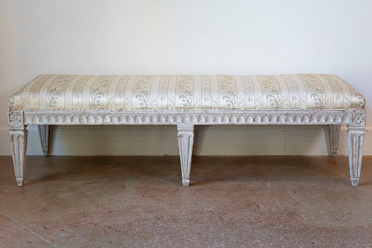 Swedish Neoclassical Style 1880s Painted Wood Bench with Carved Waterleaf Motifs - JAA