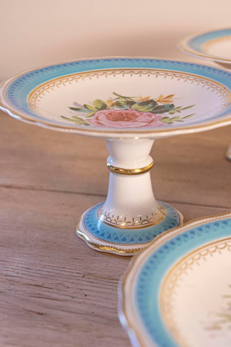 English 19th Century Turquoise and White Floral Painted Faience Serving Piece - JAA