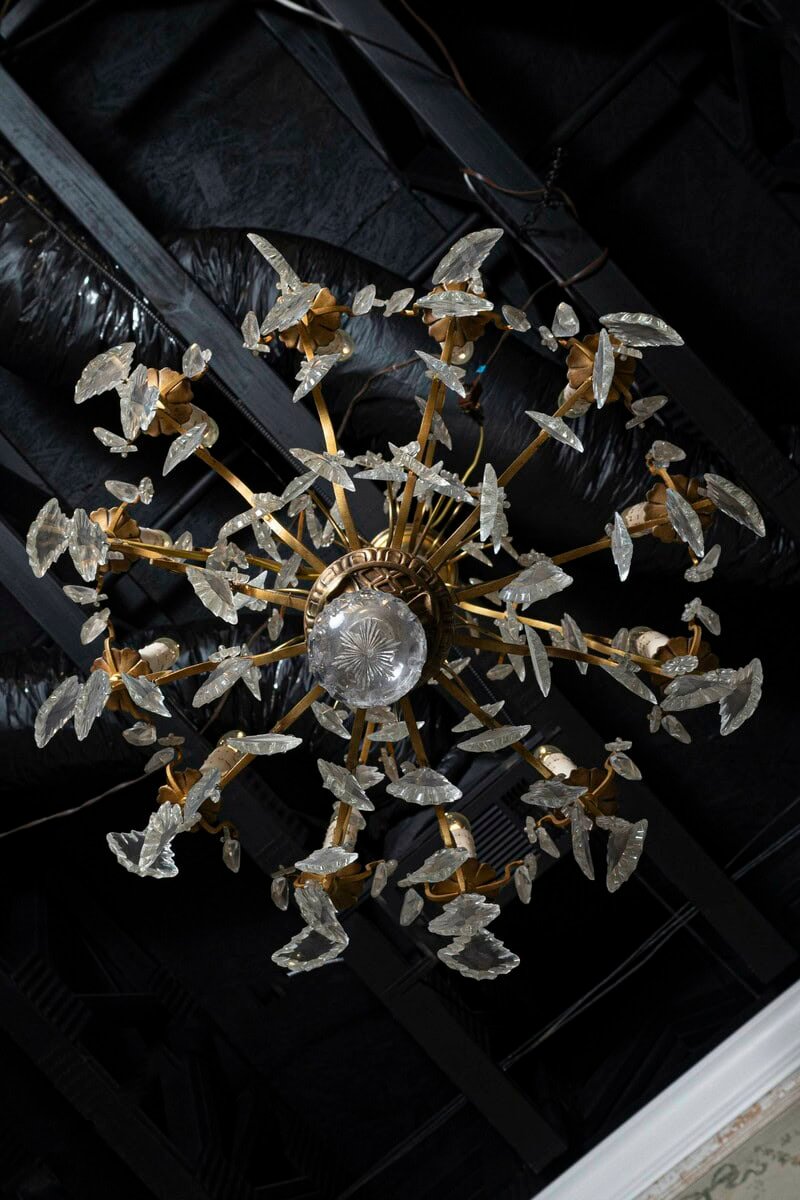 French Late 19th Century Crystal 12-Light Chandelier with Brass Armature - JAA