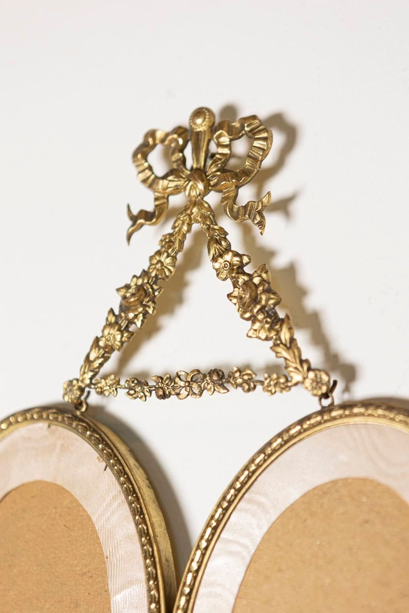 French 19th Century Pair of Gilded Bronze Hanging Picture Frames with Floral Garland and Bow Motifs - JAA