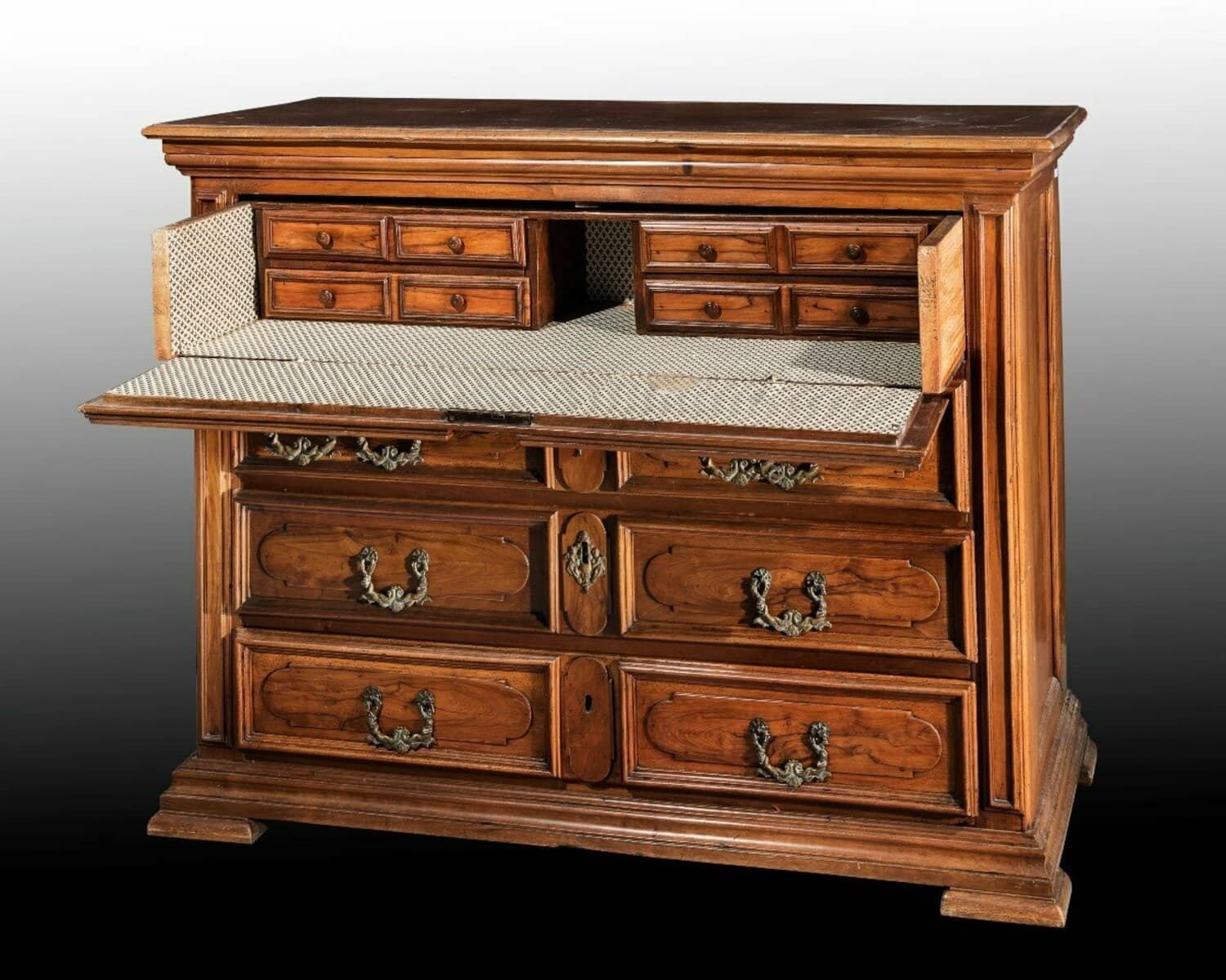 Walnut Chest Of Drawers, Lombardy, Early 18th Century - JAA
