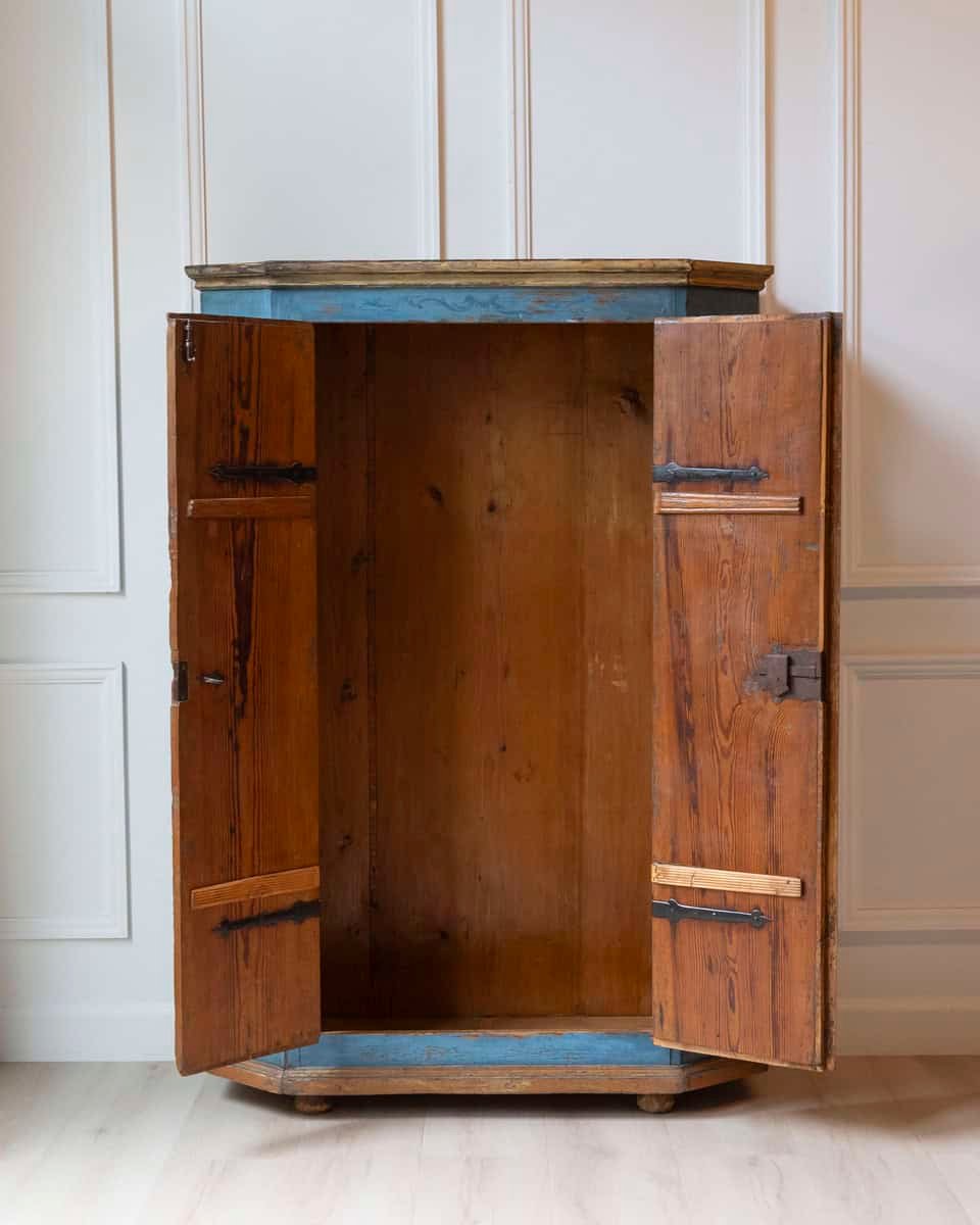 Tyrolean Early 19th Century Blue Painted Wardrobe with Hand-Painted Floral Panels and Original Inscription, Dated 1829 - JAA