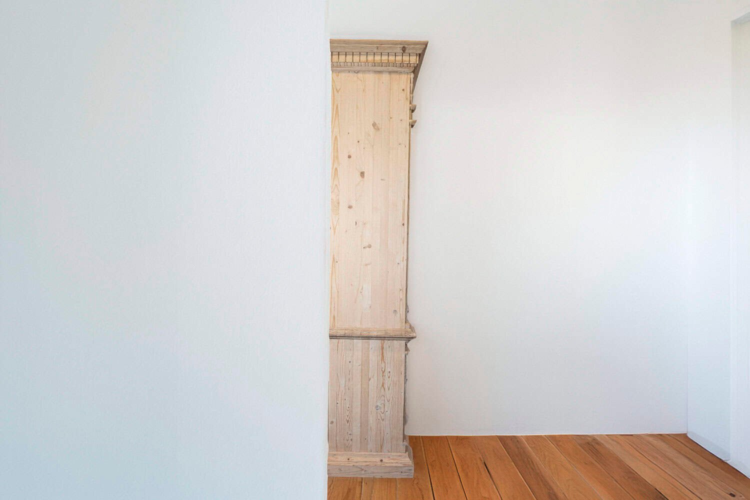 Italian Neoclassical Style Carved Pine Bookcase with Arched Motifs and Capitals - JAA