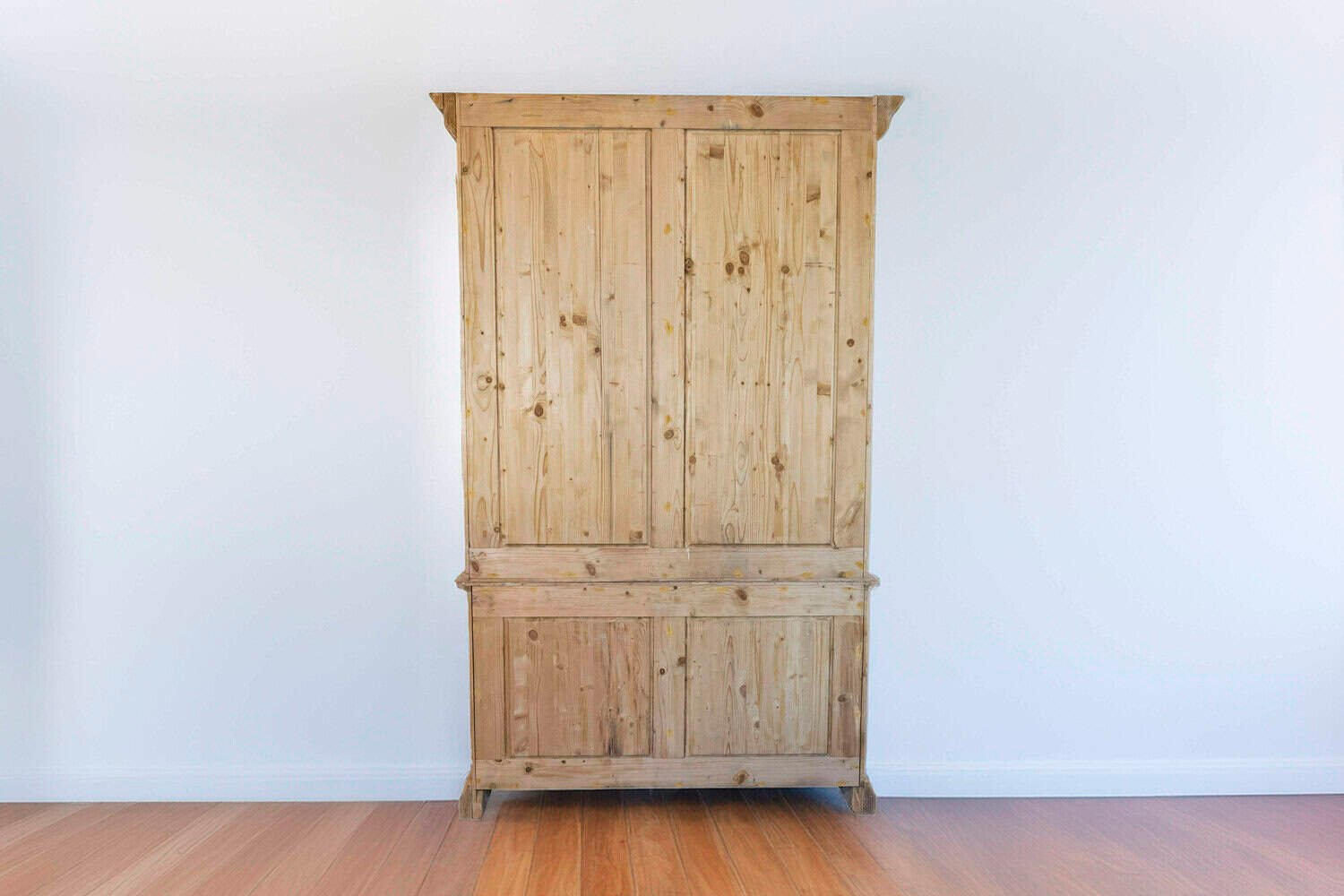 Italian Neoclassical Style Carved Pine Bookcase with Arched Motifs and Capitals - JAA