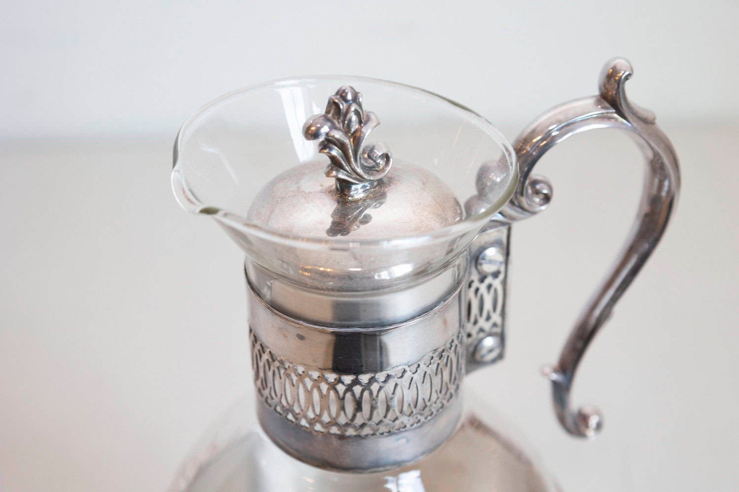 English 20th Century Glass and Silver Coffee Pitcher with Cabriole Legs - JAA