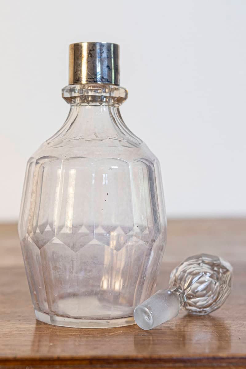 English Early 19th Century Crystal Toiletry Bottle with Stopper and Silver Neck - JAA