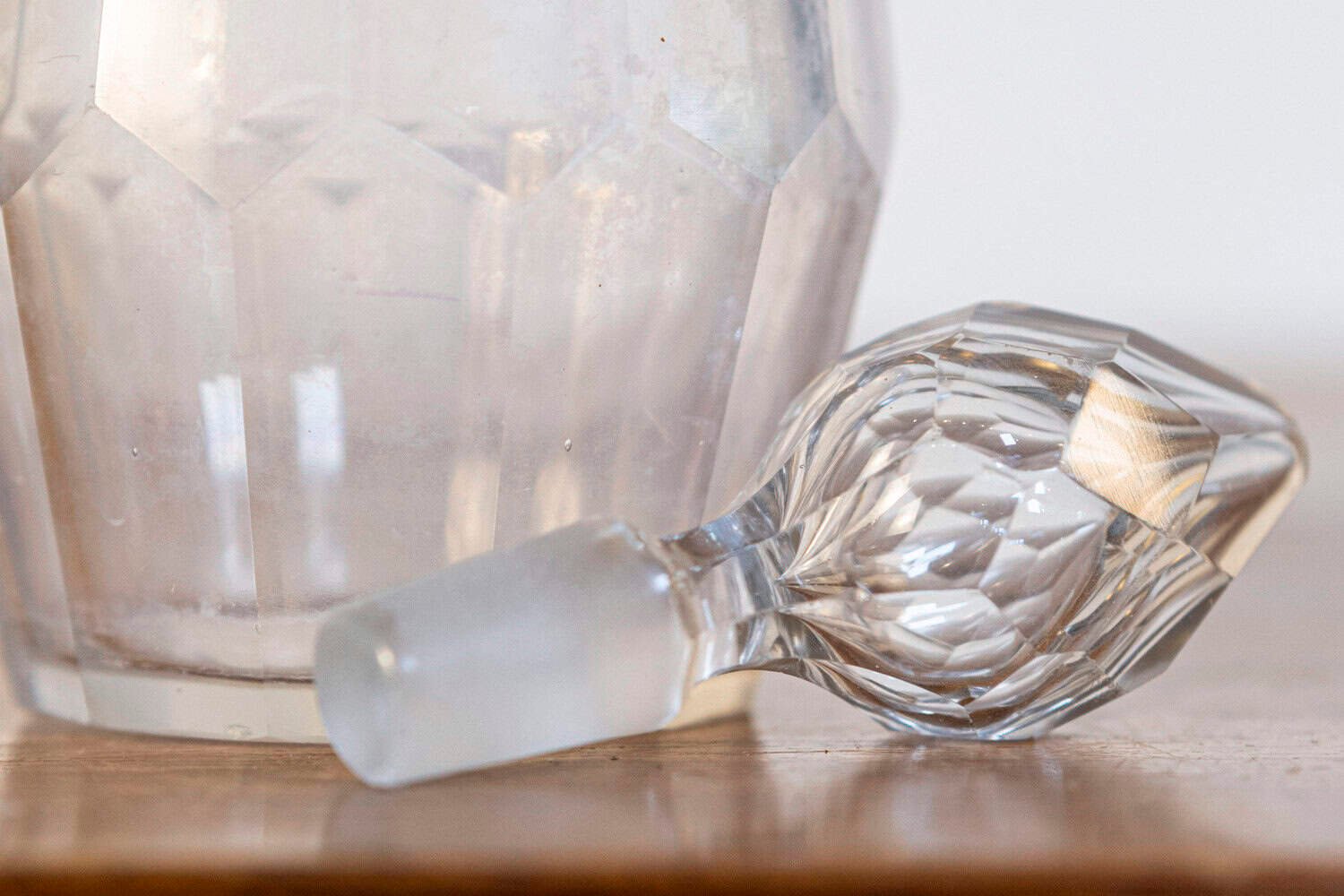 English Early 19th Century Crystal Toiletry Bottle with Stopper and Silver Neck - JAA