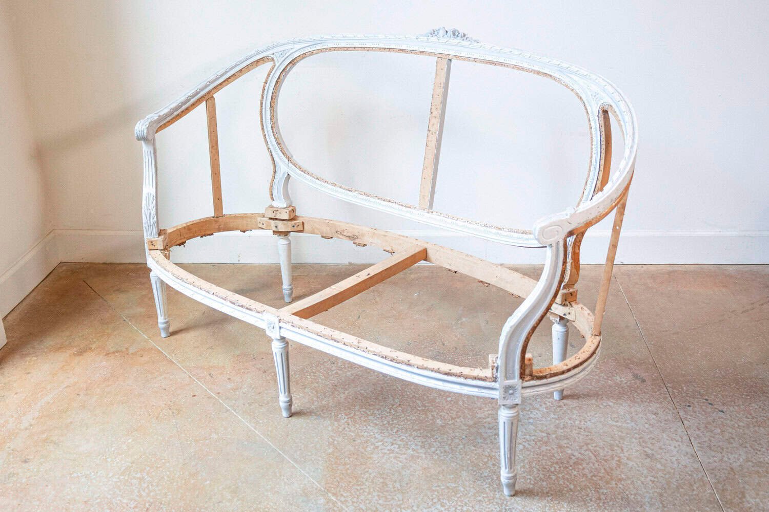 French Louis XVI Style 1900s Light Blue Canapé en Corbeille with Carved Motifs - JAA