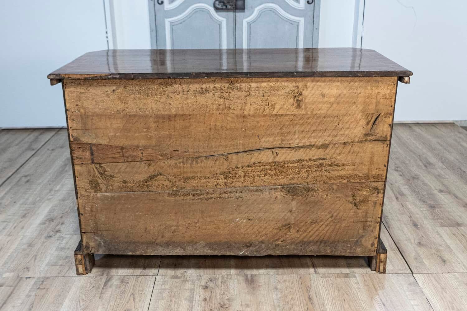 Italian 1690s Walnut and Ash Three-Drawer Commode with Inlaid Décor - JAA