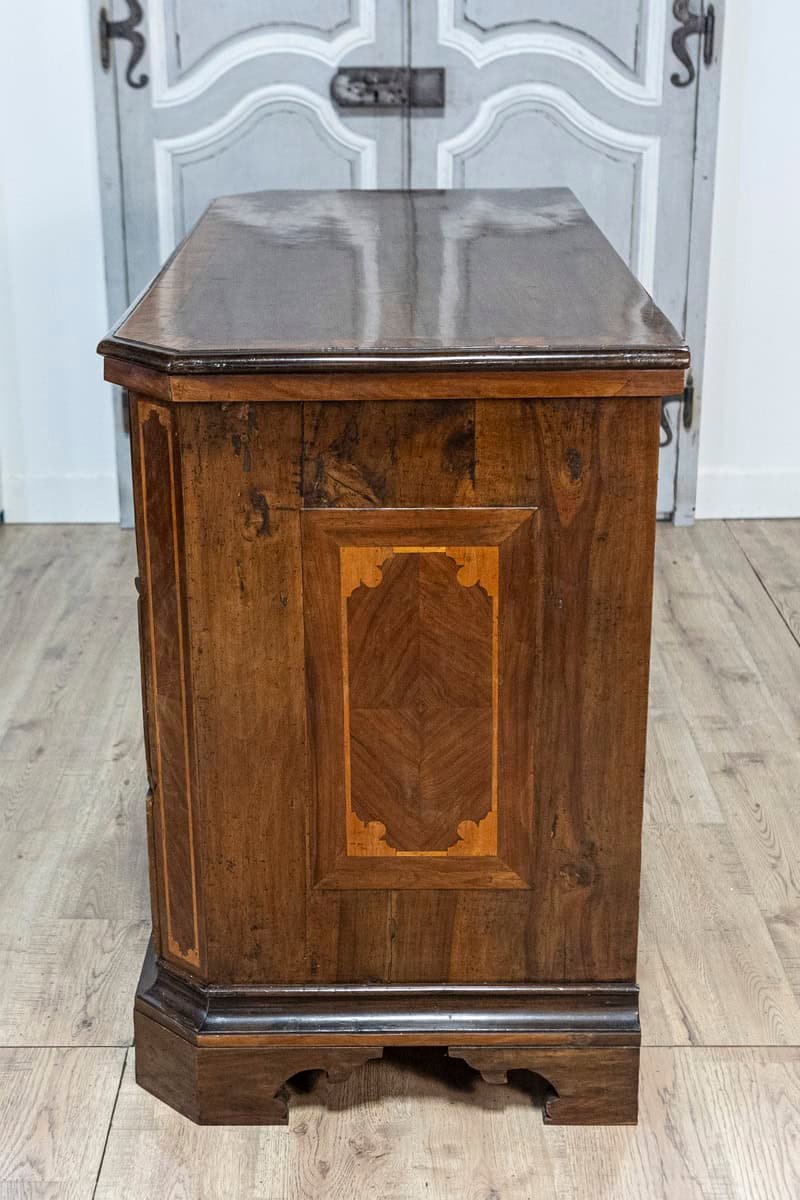 Italian 1690s Walnut and Ash Three-Drawer Commode with Inlaid Décor - JAA