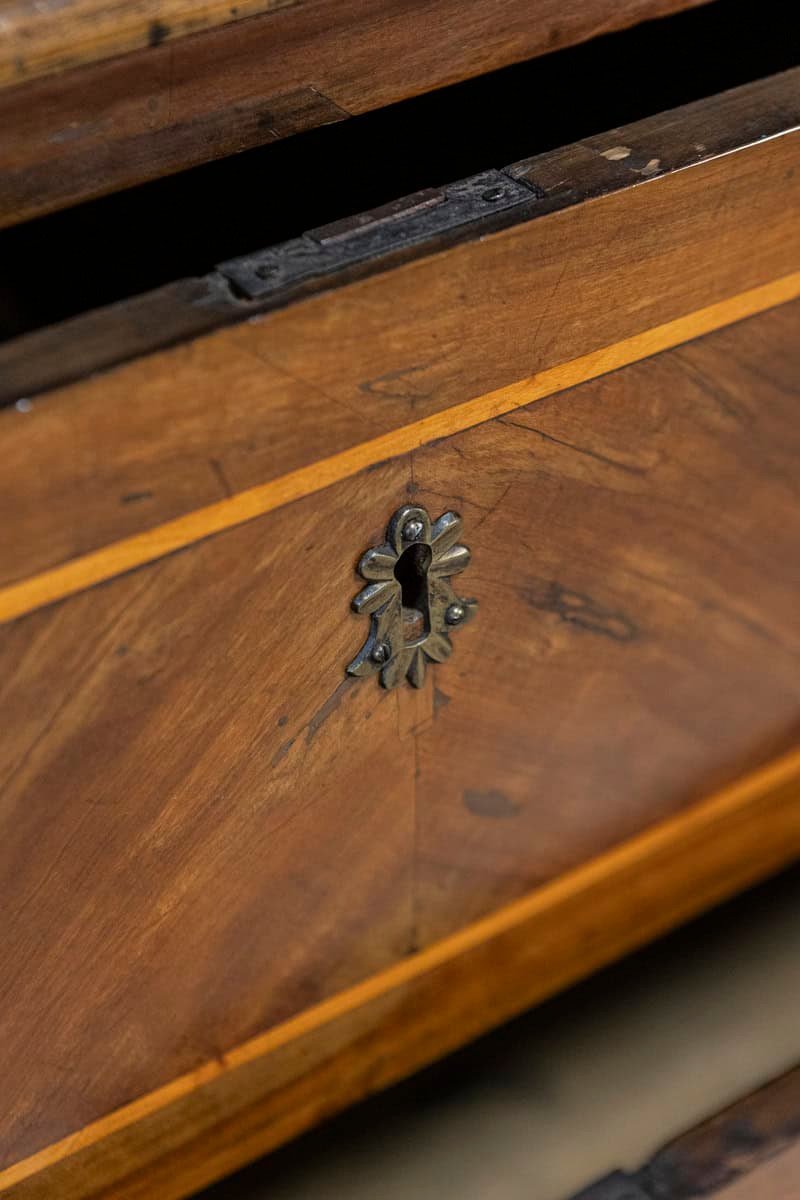 Italian 1690s Walnut and Ash Three-Drawer Commode with Inlaid Décor - JAA