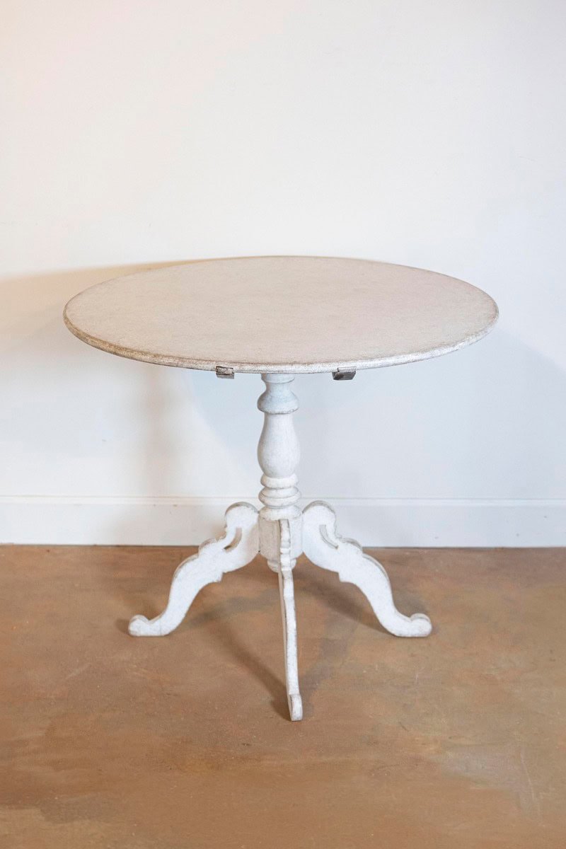 1860s Swedish Light Grey Painted Tilt-Top Table with Round Top and Carved Legs - JAA