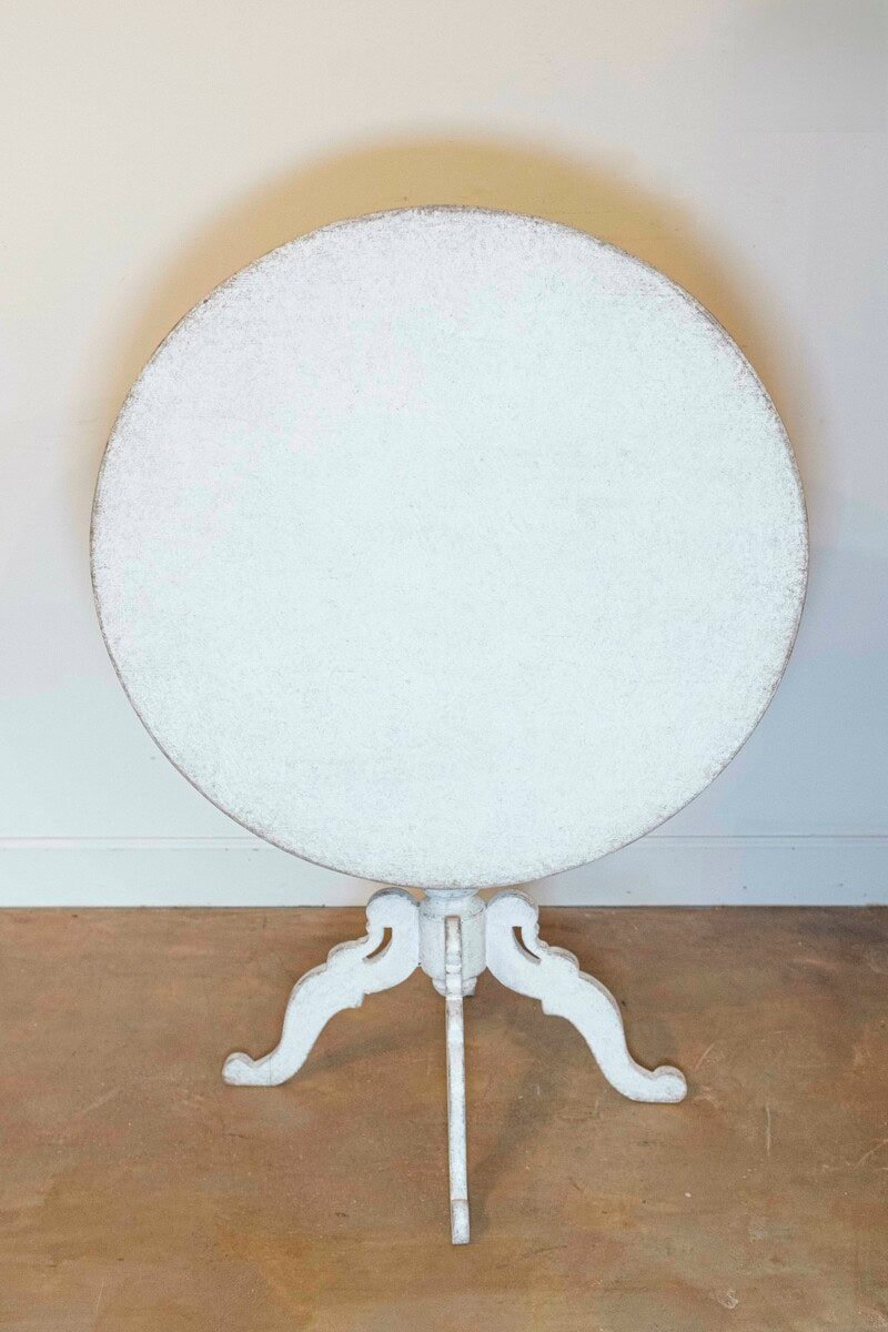 1860s Swedish Light Grey Painted Tilt-Top Table with Round Top and Carved Legs - JAA