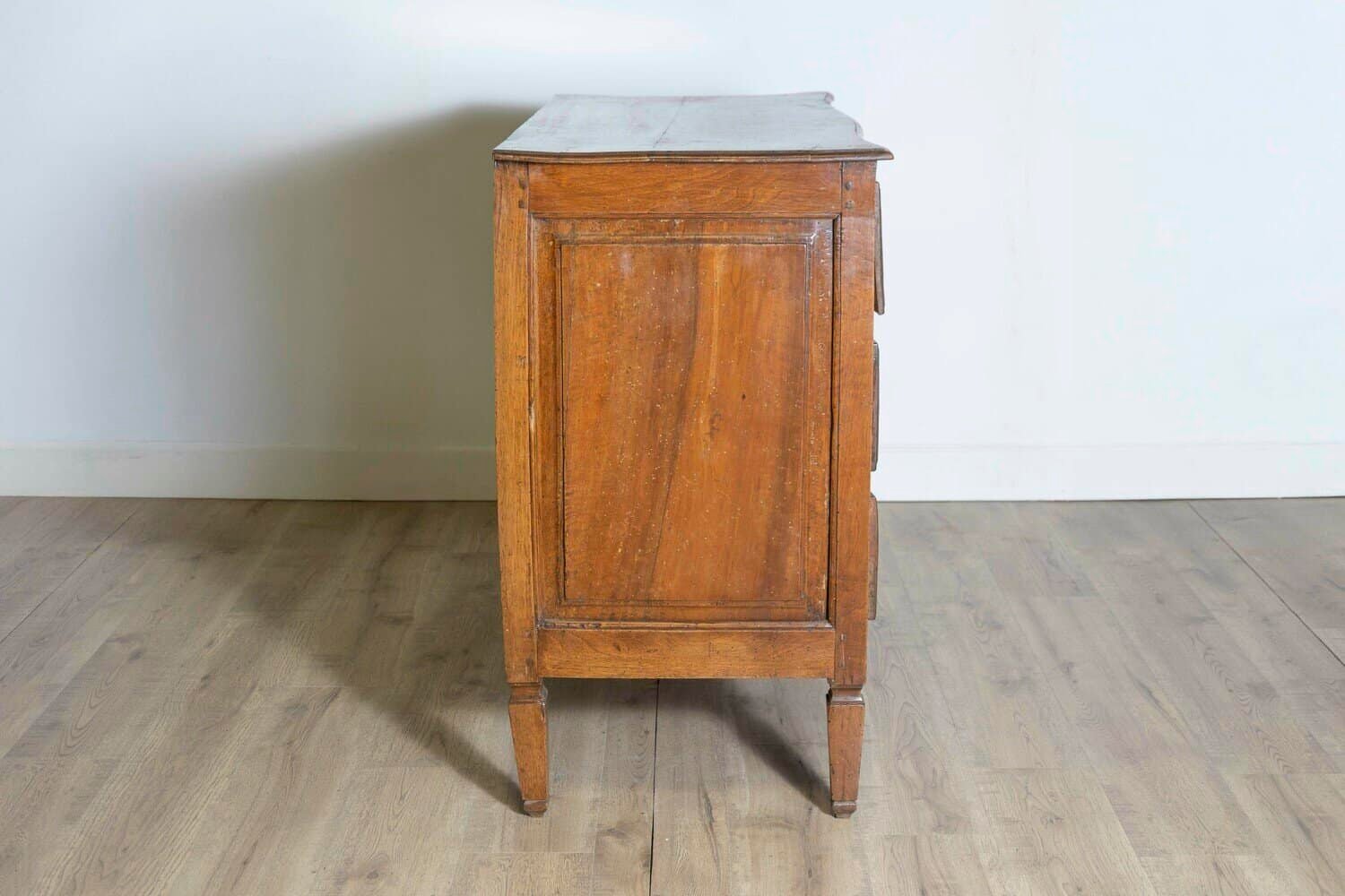 Italian 1820s Serpentine Front Walnut Commode with Three Drawers - JAA