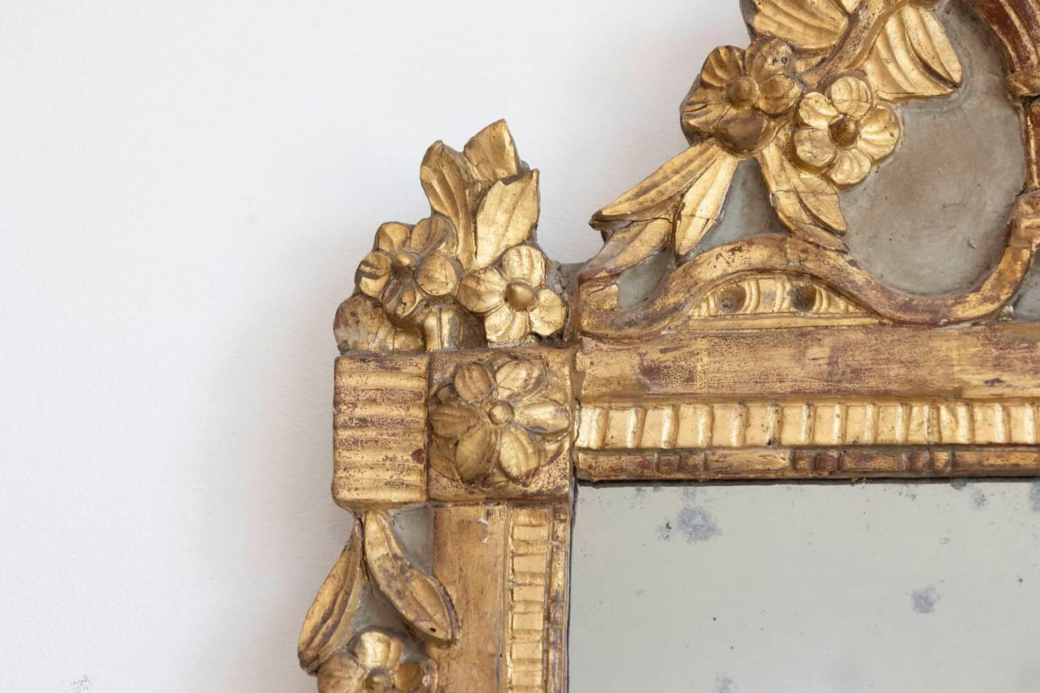 French Louis XVI 18th Century Giltwood Mirror with Carved Bouquet of Flowers - JAA