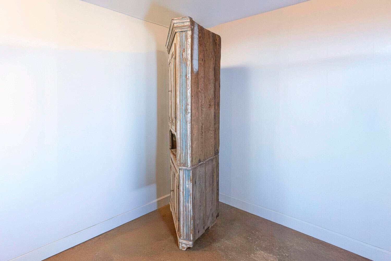 Swedish Gustavian Period 1800s Corner Cabinet with Carved Doors and Open Shelf - JAA