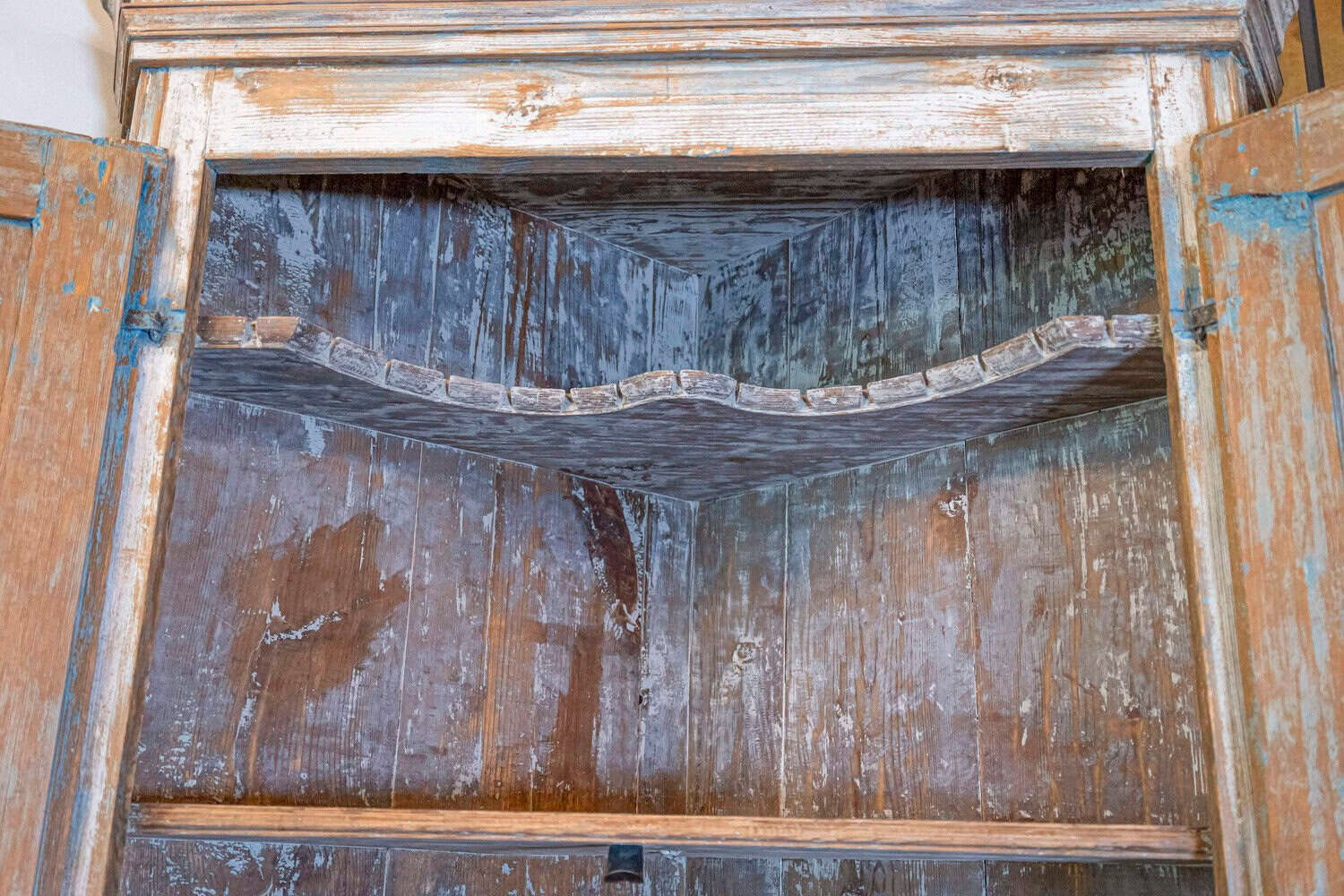 Swedish Gustavian Period 1800s Corner Cabinet with Carved Doors and Open Shelf - JAA