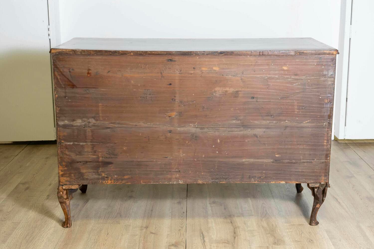 18th Century Venetian Walnut ad Mahogany Commode with Bookmatched Veneer - JAA