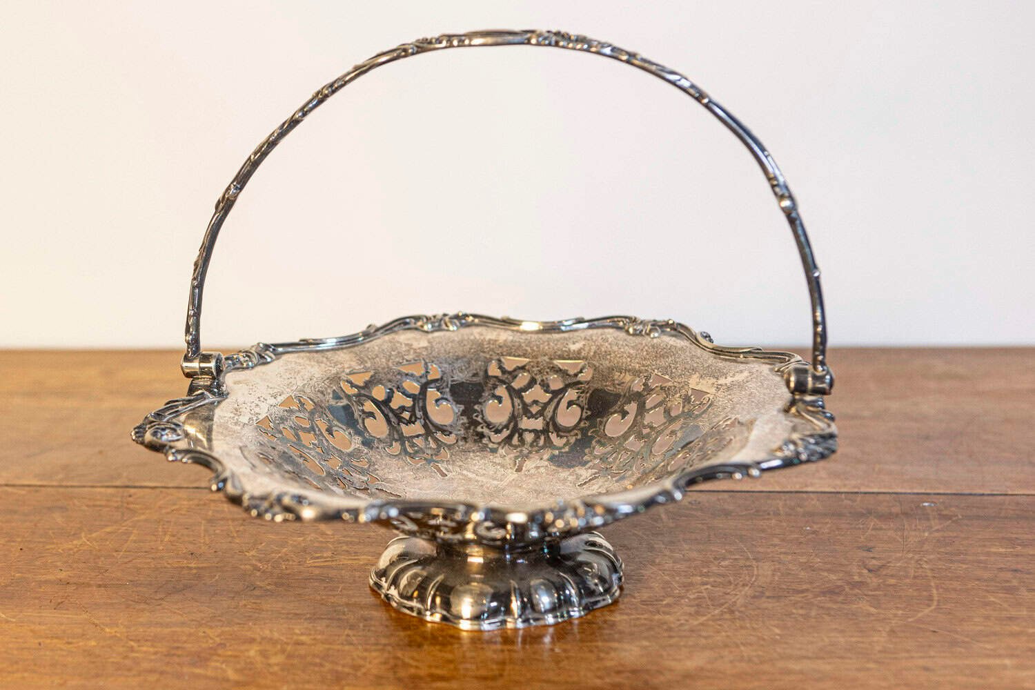 English Victorian Late 19th Century Melvin Pratt Silver Cake Basket with Handle - JAA