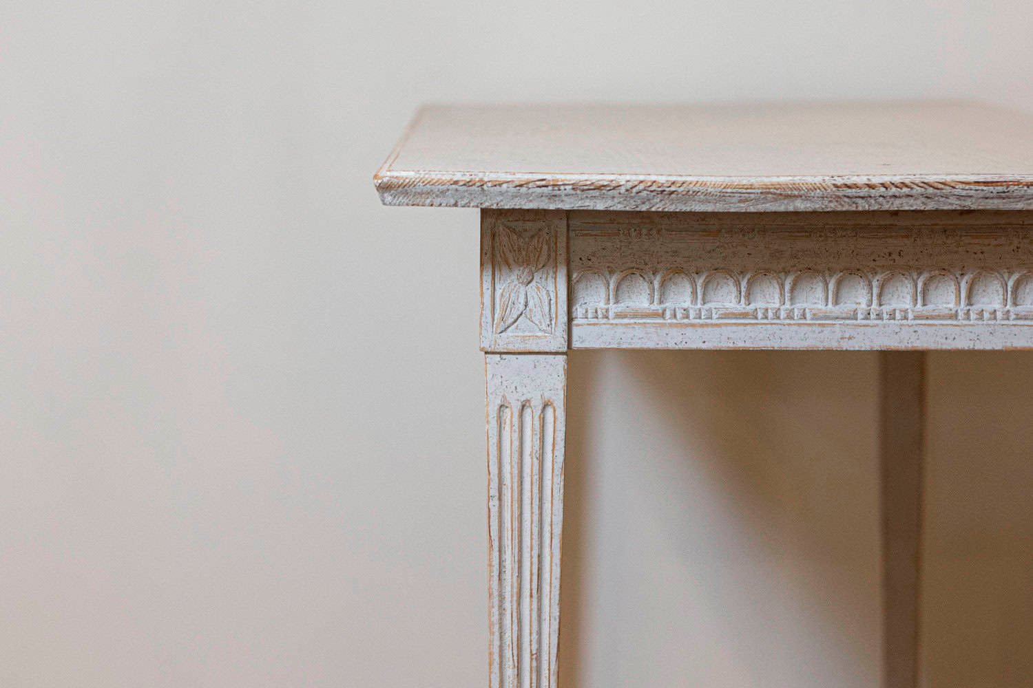 Swedish Gustavian Style 1900s Painted Wood Console Table with Carved Apron - JAA