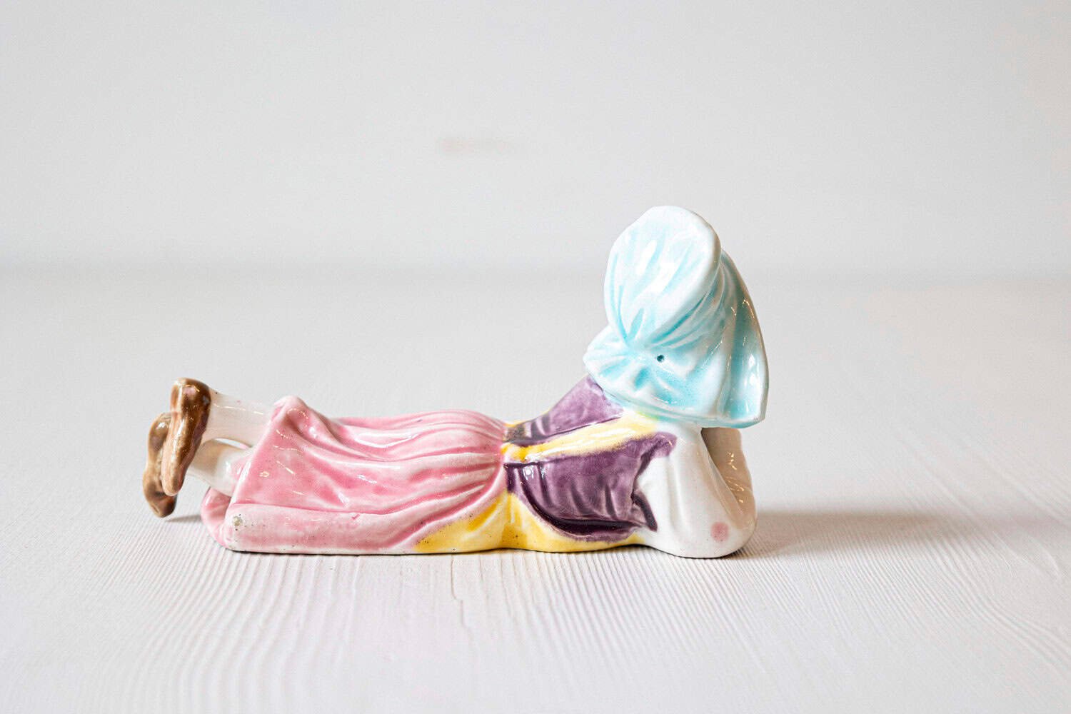 English 20th Century Petite Porcelain Figurine of a Young Girl Laying on the Ground - JAA