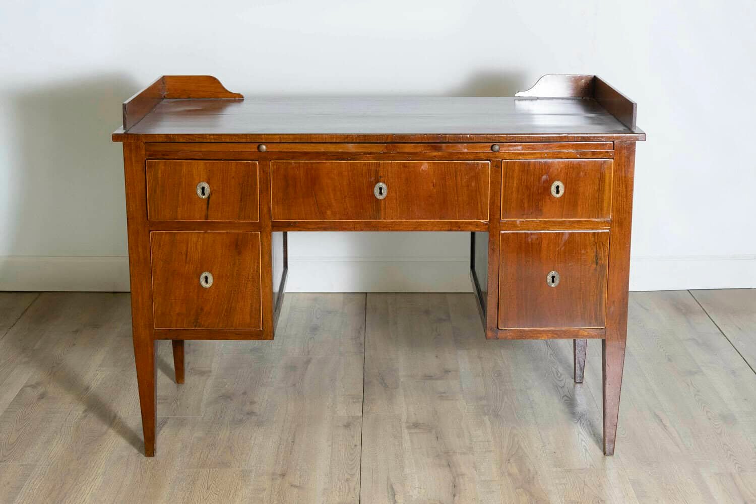 Italian 1820s Walnut and Mahogany Desk with Five Drawers, Pull-out and Banding - JAA