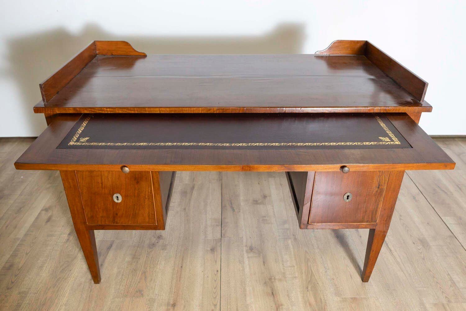 Italian 1820s Walnut and Mahogany Desk with Five Drawers, Pull-out and Banding - JAA