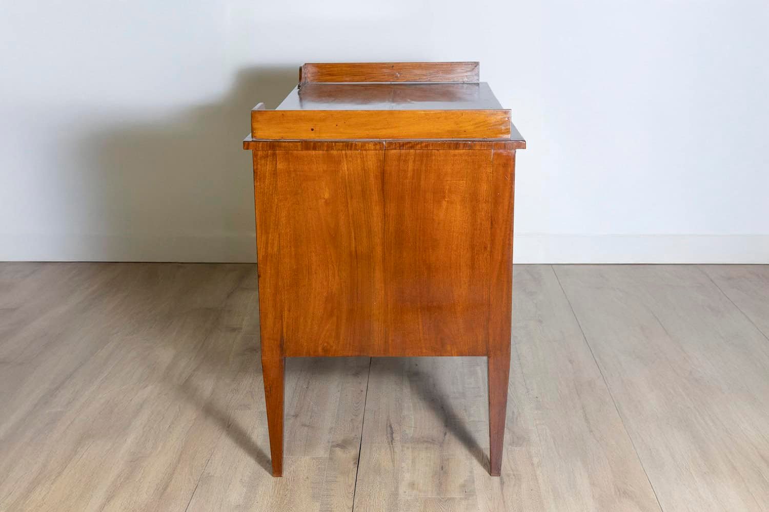 Italian 1820s Walnut and Mahogany Desk with Five Drawers, Pull-out and Banding - JAA
